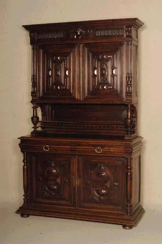 Aufsatzschrank, Frankreich, um 1870, Korpus Weichholz, Nußbaum massiv, Unterteil auf vorgesetzten KugelfÜßen, Fußleiste mehrfach getreppt, ...
