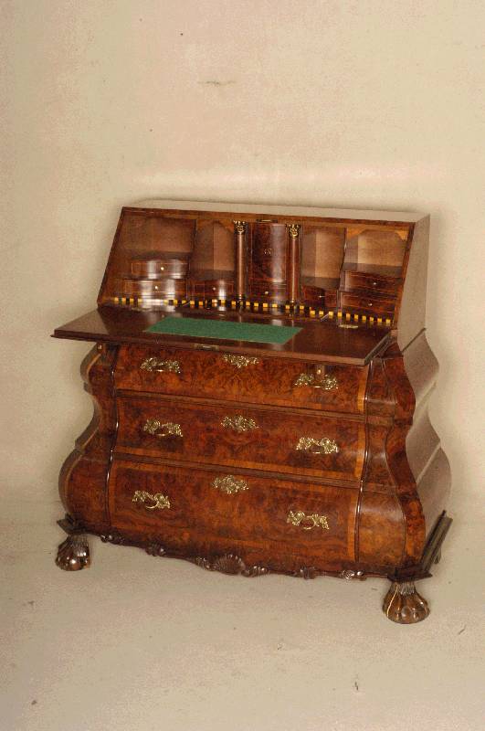 BarockstilsekretÄr, Holland, um 1950, Korpus Weichholz/Hartholz, Wurzelnußfurnier, z.T. gespiegelt, schÖnes Furnierbild, Kanten abgeflacht, ...