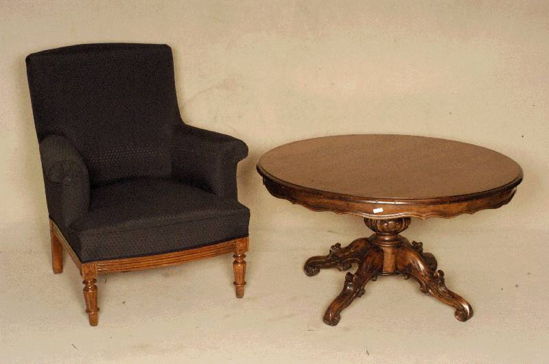 Runder Couchtisch, Italien, um 1960, Korpus Weichholz, Nußbaumfurnier, balusterfÖrmiger Fuß, 4-fach ausladend, mit eleganten Schnitzereien, ...