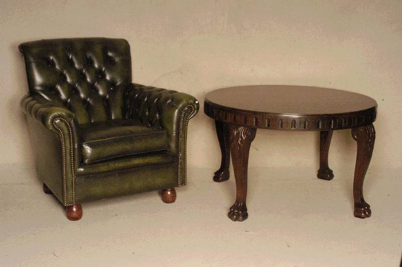 Runder Tisch, deutsch, um 1910, Neo-Renaissance, Nußbaum massiv, Nußbaumfurnier, gebogenen Beine in Tatzenform, Zarge leicht geschuppt, ...