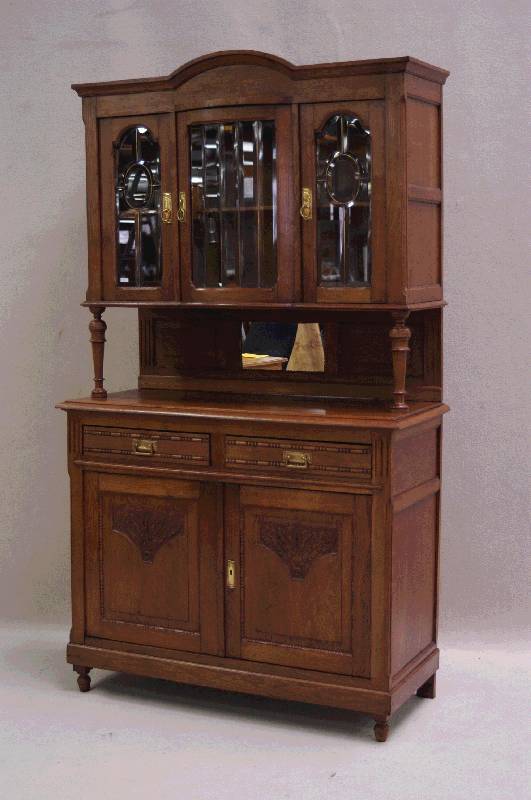 Aufsatzbuffet, Flandern, um 1900, Eiche massiv, gedrechselte Beine, Front mit sparsamen Flachschnitzereien, Oberteil mit MessingstÄbchen ...