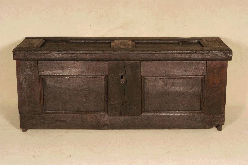 Schloßtruhe, deutsch/wohl Westfalen, um 1680, Eiche massiv, 2 zurÜckgesetzte FÜllungen, Deckel kassettiert, Stollen wohl leicht gekÜrzt, altes ...