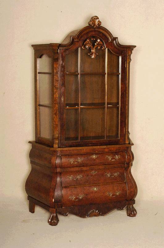 Barockstilvitrine, Holland, nach altem Vorbild, Korpus Weichhoz/Hartholz, Wurzelnußfurnier z.T. gespiegelt, schÖnes Furnierbild, Kanten ...