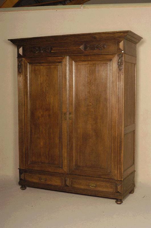 Dielenschrank, Flandern, um 1880, Eiche massiv, zwei TÜren und Schubladen, seitlich 3-fach gerieft, am Oberteil Dekorationsschnitzereien, ...