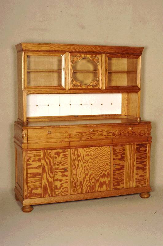 KÜchenbuffet, deutsch, um 1920, signiert Otto Bauer, Reichebach, Weichholz, amerikanisches Kiefernholz, im Oberteil original Fliesen und ...