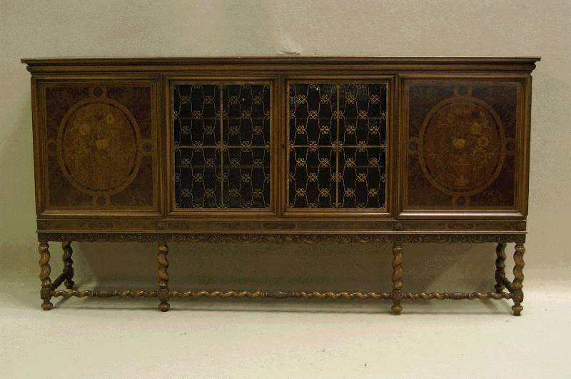 Anrichte, deutsch, um 1920, Korpus Weichholz, Nußbaumfurnier, leicht gedrechselte Hochbeine, verstrebt, 4 TÜren, in der Mitte verglast, ...