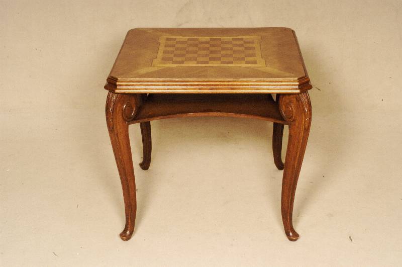 Beistelltisch, deutsch, um 1910, Eiche massiv, Platte Nußbaumfurnier mit Intarsien, zweiseitig, leicht gebogene Beine, mit Ablagebrett, ...