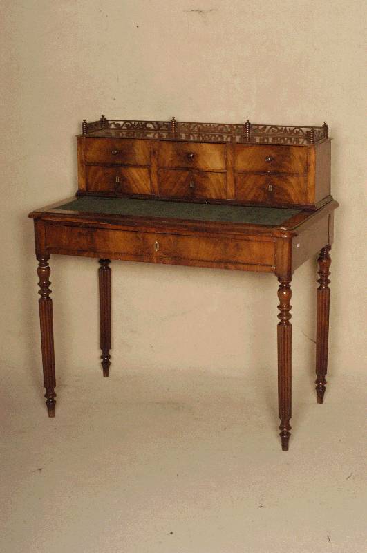 Damenschreibtisch, deutsch, um 1870, Korpus Weichholz, Mahagonifurnier, im Oberteil mehrere Schubladen, mit Galerieabschluß, ausziehbare ...
