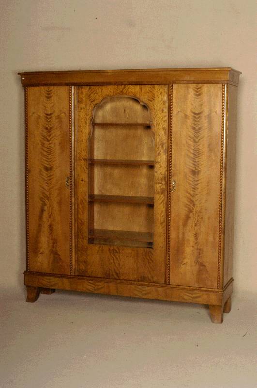 BÜcherschrank, deutsch, um 1920, ArtDeco, Korpus Weichholz, Birkefurnier, leicht geflammt, MitteltÜr verglast, Einlegebretter vorhanden, ...