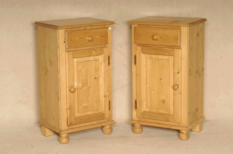 2 NachtschrÄnkchen, deutsch, im Stil von 1910, Weichholz massiv, Gebrauchsspuren, ca. 73x40x33 cm