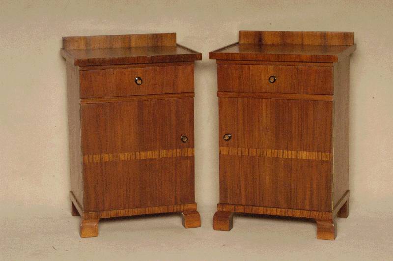 2 NachtschrÄnkchen, deutsch, um 1925, ArtDeco, Korpus Weichholz, Nußbaumfurnier, neu lackiert, Gebrauchsspuren, ca. 75x49x38 cm
