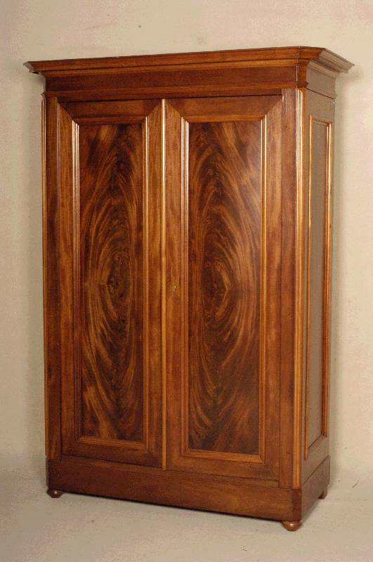 Schrank, deutsch, um 1840/50, SpÄtbiedermeier, Korpus Weichholz, Mahagonifurnier, FÜllungen mit gespiegeltem Pyramidenmahagonifurnier, ...