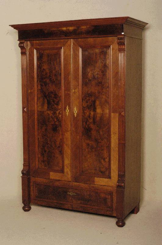 GrÜnderzeitschrank, deutsch, um 1880, Korpus Weichholz, Nußbaumfurnier, auf KugelfÜßen, Lisenen gerillt, in Veluten auslaufend, FÜllungen mit ...