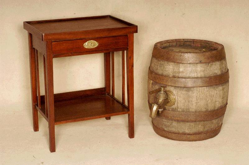 Beistell- bzw. NÄhtisch, deutsch, um 1900, Nußbaum z.T. massiv, eckige FÜße, verstrebt und versprosst, mit Ablagebrett, 1-schÜbig, BeschlÄge ...