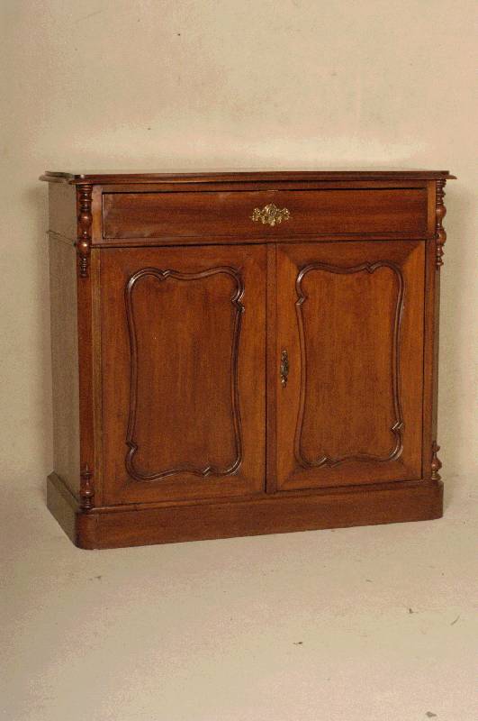 Halbschrank, Holland, um 1860, Louis-Philippe, Mahagoni massiv, abgeschrÄgte Ecken, in Veluten auslaufend, TÜren mit BrezelfÜllungen, 1 ...