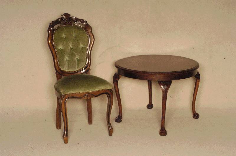4 StÜhle, Italien, um 1960, Louis-Philippe-Stil, Nußbaum massiv, FÜße und RÜckenlehne elegant gebogen, Polsterung und Bezug original, ...