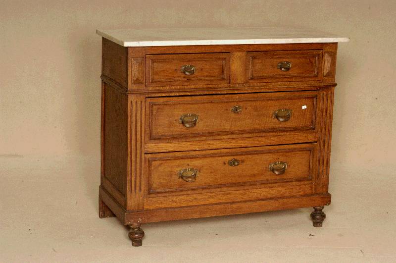 Kommode, deutsch, um 1910, Weichholz und Eiche massiv, 4 SchÜbe mit aufgesetzten Rahmenleisten, profiliertes Rillendekor, original BeschlÄge und ...