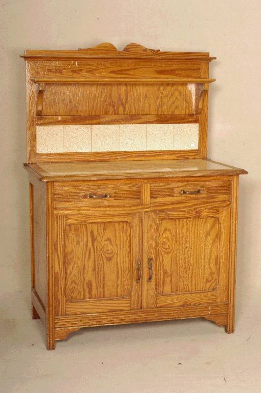 Kommode, deutsch, um 1920, Pitchpine, Weichholz, zwei SchÜbe und zwei TÜren, Aufsatz und Deckplatte mit eingelassenen Fliesen, RÜckteil mit ...