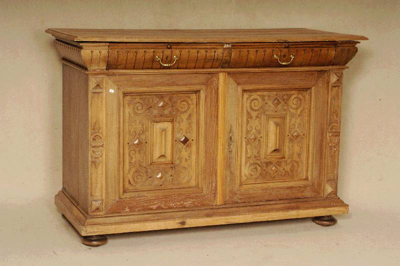 Kommode, deutsch, um 1870, Historismus, Eiche und Nußbaum massiv, Nußbaumfurnier, 2 SchÜbe, bauchige Form mit Rillendekor, TÜrinlets mit ...