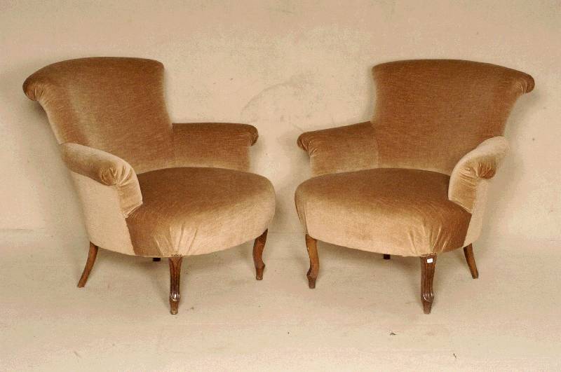 Zwei Cocktailsessel, deutsch, um 1930, brauner Mohairstoff, geschwungene Form, stabile Verarbeitung, Stoffbezug und Polsterung in gutem Zustand, ...