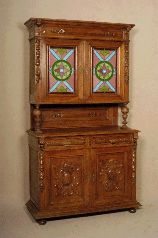 SÄulenbuffetschrank, Belgien, um 1900, Eiche massiv, Oberteil zweitÜrig mit bunter Bleiverglasung, geometrische Sternform in rot, blau und grÜn, ...