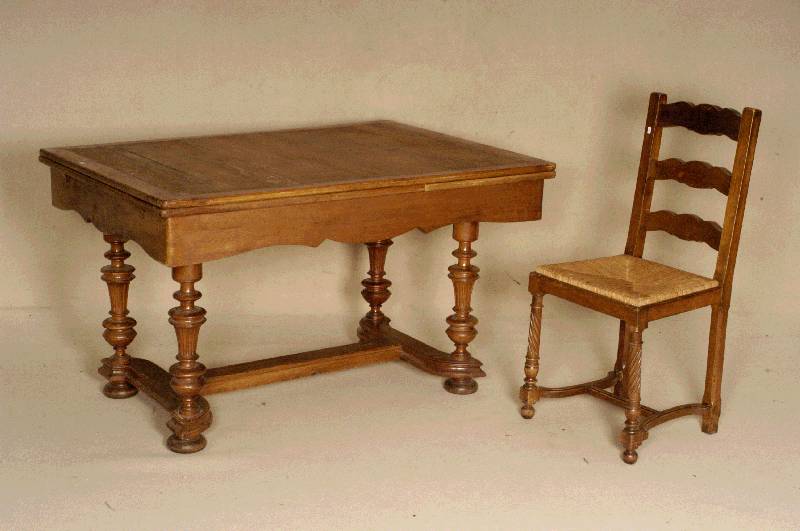 Tisch und 4 StÜhle, Belgien, um 1920, Weichholz, Nußbaum massiv, Tisch mit 4 gedrechselten SÄulen und Rillenprofil, Tischoberbau wahrscheinlich ...