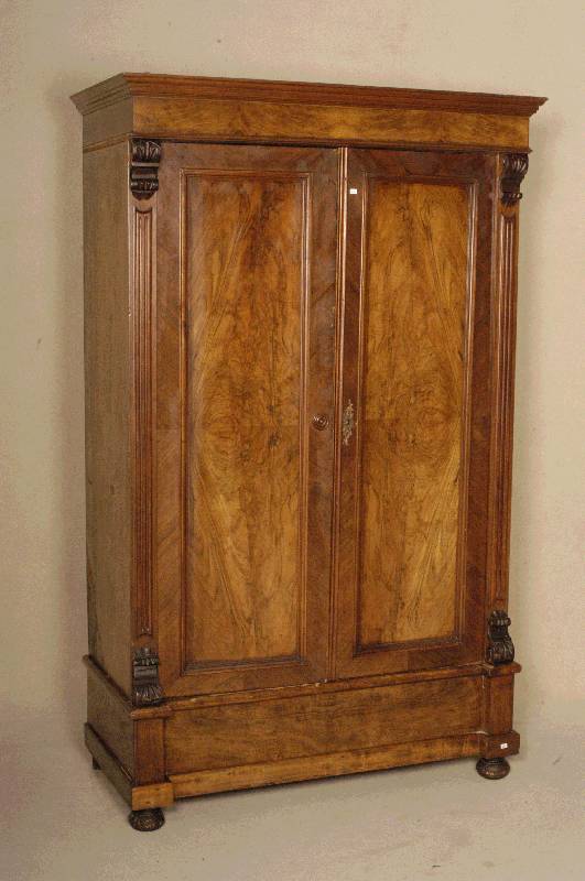 Kleiderschrank, deutsch, um 1900, Weichholz, Nußbaum massiv, Nußbaum- bzw. Wurzelnußfurnier , 2-tÜrig mit Rahmenkonstruktion, Inlets in massivem ...