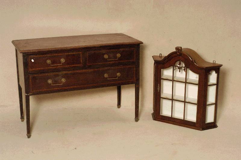 HÄngevitrine im Barockstil, 60er/70er Jahre, Nußbaum massiv, Nußbaumfurnier, Giebel geschwungene Form, mit integriertem Schlußstein, diese ...
