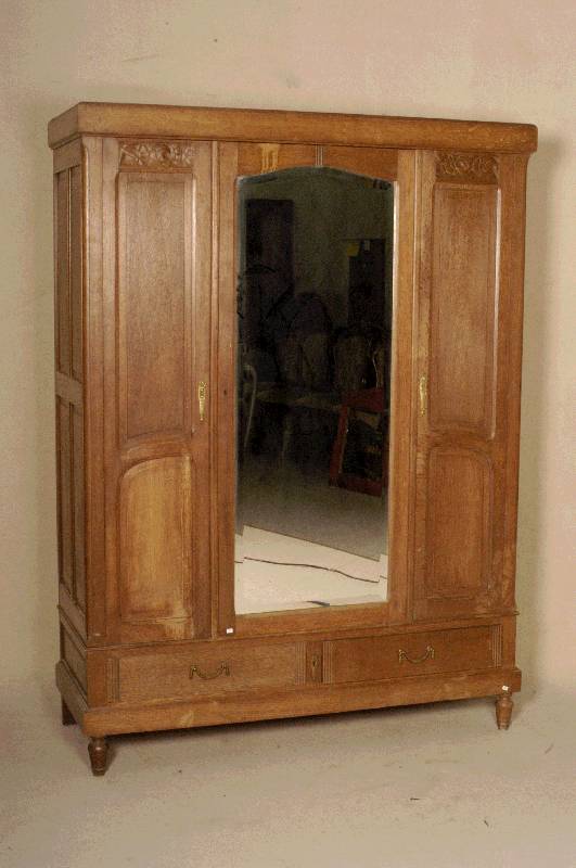 Kleiderschrank, deutsch, um 1920, ArtDeco, Weichholz und Eiche massiv, 3-tÜrig, MitteltÜr mit facettiertem Spiegel, dezente florale Schnitzerei, ...