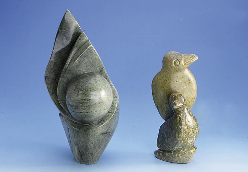 Skulptur aus Serpentingestein "Das Vogelpaar", kleiner Vogel grÜnlich; großer, sitzender Vogel beige, unsign., H. ca. 28 cm