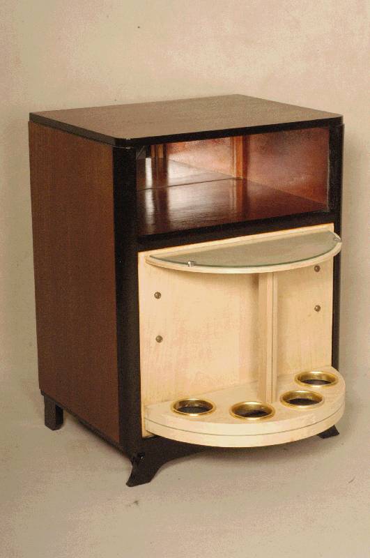 ArtDeco-Bar, Frankreich, um 1920, Riopalisander furniert, zum Teil schwarz abgesetzt, große drehbar gelagerte Bartrommel hell ausfurniert, ...