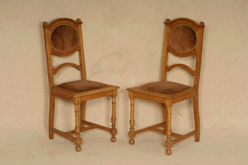 4 SpeisezimmerstÜhle, SÜdfrankreich, um 1880/90, Eiche massiv, Beine verstrebt, Drechselarbeit, RÜcken versprosst, Kartusche mit ...