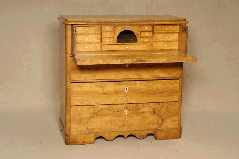 Schreibkommode, mitteldeutsch, um 1845/65, Korpus Weichholz/Hartholz, Birkefurnier, z.T. gespiegelt, sogenannte aufgesetzte BrezelfÜllung, ...