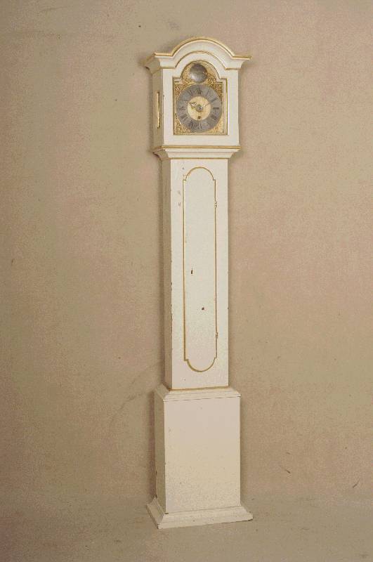 Standuhr, westdeutsch/wohl Pfalz, um 1760/70, Korpus Weichholz und Nußbaum (?), mehrfach beige-weiß gestrichten, Eintageswerksuhr mit ...