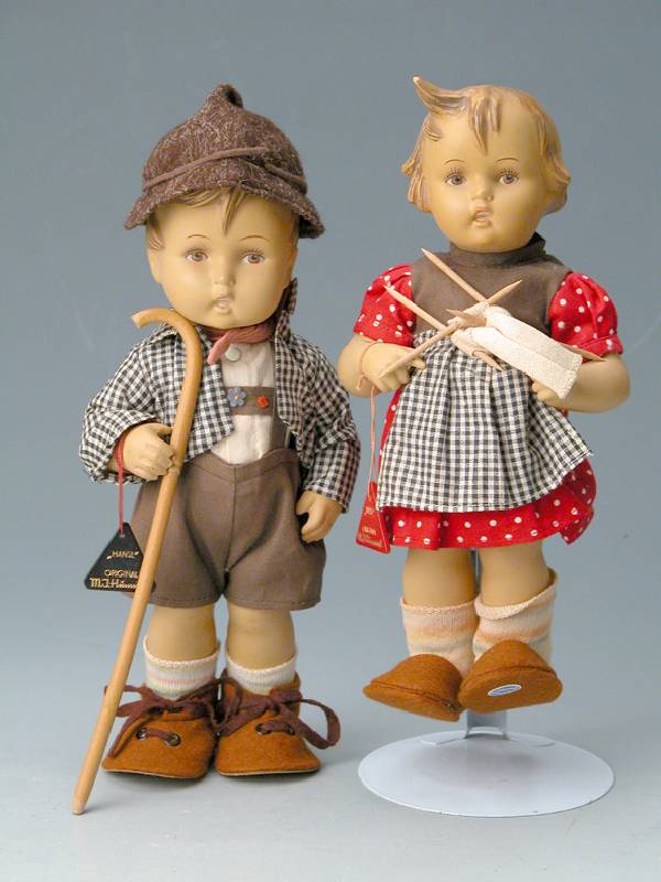 HummelpÜppchen, Goebel, 50er Jahre, Junge mit Spazierstock, orig. Kleidung, mit orig. Etikett, l. bespielt, H. ca. 28 cm