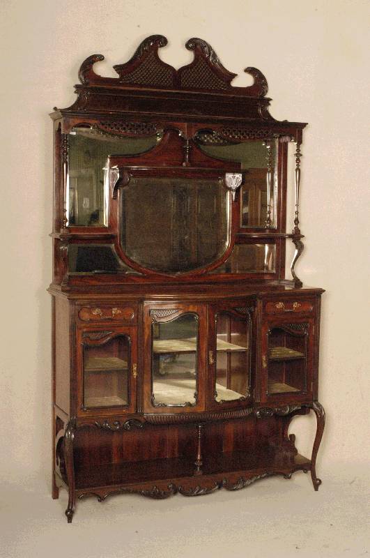 Prunkschrank, England, um 1880, Mahaogni massiv, gebogene Hochbeine, leicht beschnitzt, offenes Ablagefach, Vitrinenteil in der Mitte gebogen, ...