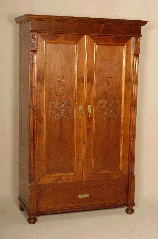 Schrank, deutsch, um 1890, Jugendstil, Korpus Weichholz, Nußbaumfurnier, auf KugelfÜßen, seitlich kanneliert, auslaufend in Veluten mit ...
