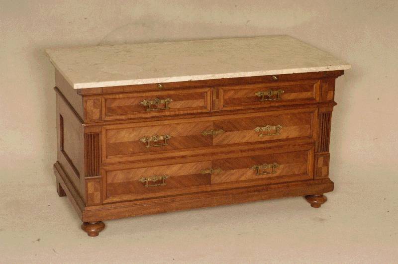 Kommode, deutsch, um 1880, GrÜnderzeit, Korpus Weichholz, Nußbaumfurnier, z.T. Wurzelnußfurnier, auf KugelfÜßen, 4 Schubladen, obere ...