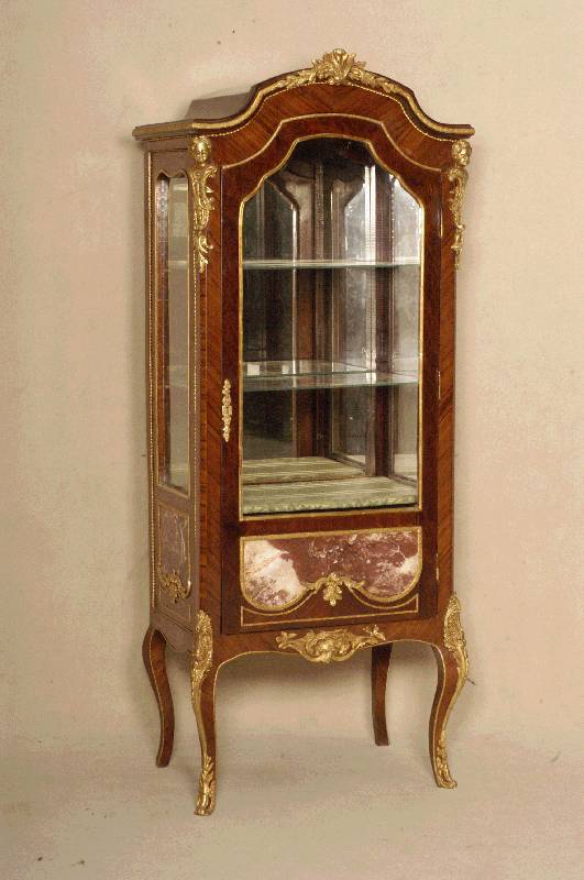Vitrine, Frankreich, um 1960, im Boulle-Stil, Korpus Weichholz/Hartholz, Nußbaum- und Palisanderfurnier, gebogene FÜße, Inlets in Marmor, ...