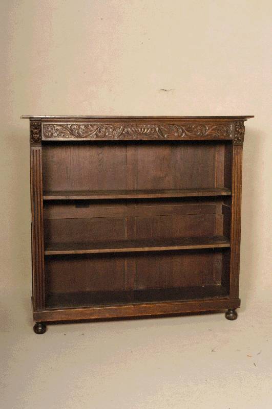 BÜcherregal, Holland, um 1890, Korpus Weichholz, Eiche massiv, z.T. Eichefurnier, Lisenen gerillt, in LÖwenkÖpfen auslaufend, Kopfleiste ...