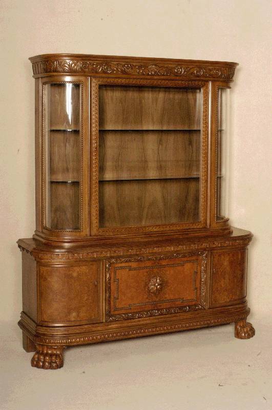 Glasvitrine, deutsch, um 1910, Renaissancestil, Korpus Weichholz, Nußbaum massiv, Nußbaumfurnier, TatzenfÜße, gebogene TÜren, in der Mitte ...