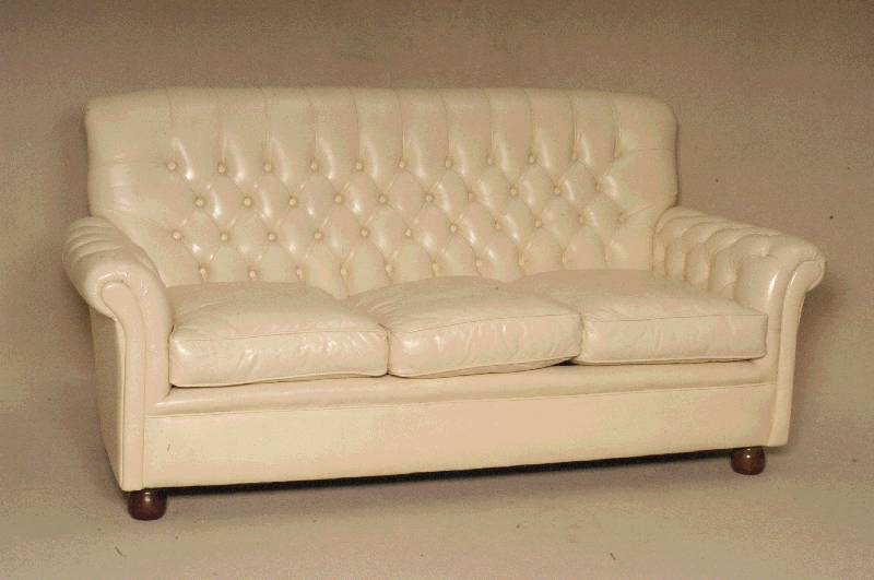 Ledersofa, England, um 1960, genoppt und geheftet, cremefarbener Lederbezug, auf KugelfÜßen, lose Kissen, leichte Gebrauchsspuren, ca. 93x185x80 ...