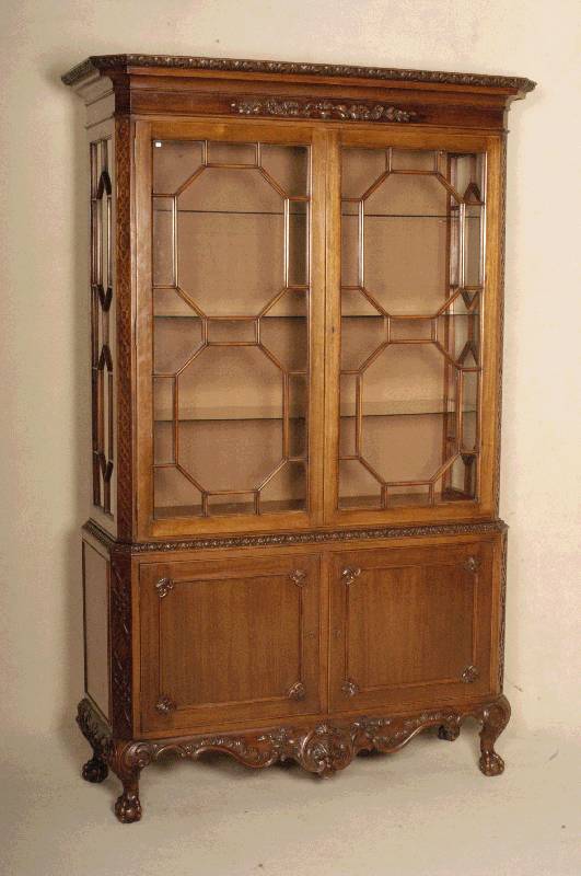 Vitrinenschrank, deutsch, um 1910, Sheratonstil mit Chippendaleelementen, Nußbaum massiv, Nußbaumfurnier, Oberteil Front und Seiten versprosst, ...