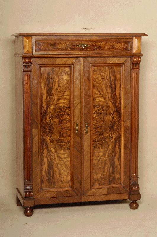 Vertiko, deutsch, um 1880, Korpus Weichholz, Nußbaumfurnier, Inlets mit schÖnem Wurzelnußfurnier, Lisenen gerillt, in Veluten auslaufend, ...