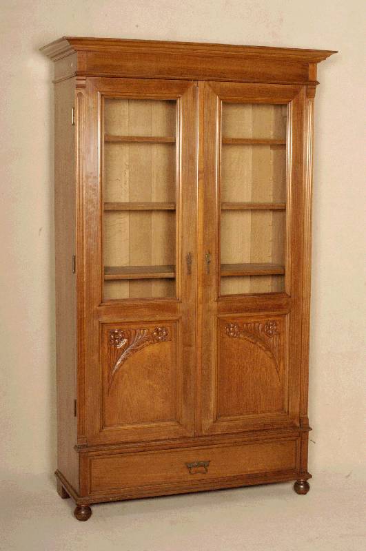 BÜcherschrank, deutsch, um 1900, Korpus Weichholz, Eiche- und Nußbaumfurnier, Inlets abstrakt floral, aus dem Vollholz geschnitzt, Lisenen ...