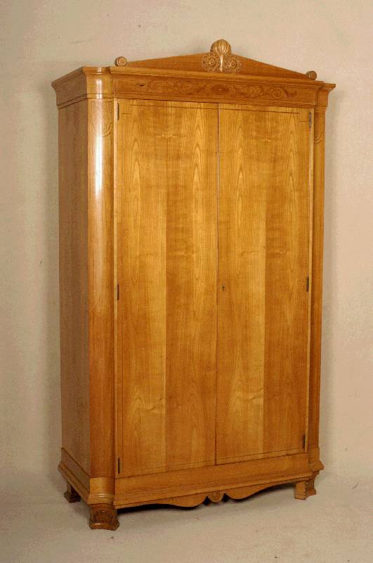 Schrank, Österreich/wohl Wien, um 1920, Korpus Weichholz, Kirschbaumfurnier, FÜße mit muschelfÖrmigen Schnitzereien, Ecken mit Fadenintarsien, ...