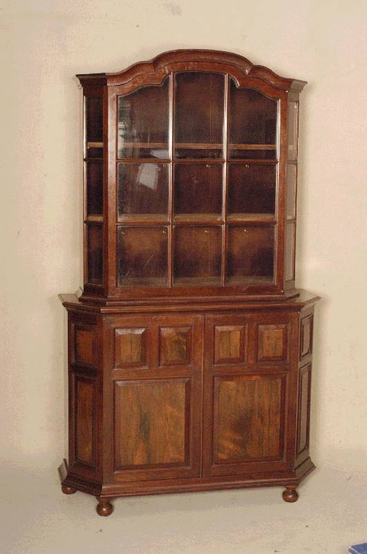 Aufsatzschrank mit Vitrinenoberteil, England, um 1890, viktorianisch, Korpus Weichholz, Palisanderfurnier, auf KugelfÜßen, abgeschrÄgte Ecken ...