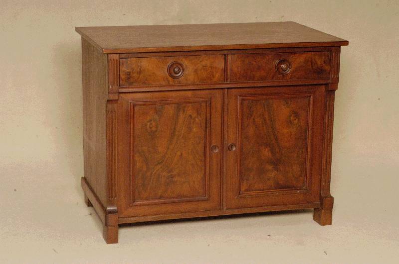 Halbschrank, deutsch, um 1880, Korpus Weichholz, Nußbaumfurnier, z.T. gespiegelt, auf Rahmen gearbeitet, Lisenen gerillt, in Veluten auslaufend, ...