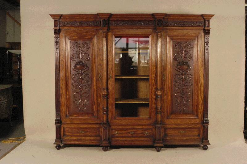 Schrank, deutsch, um 1880, GrÜnderzeit, Korpus Weichholz/Hartholz, z.T. Mahagoni massiv, Mahagonifurnier, KugelfÜße, Fußleiste 4-fach ...
