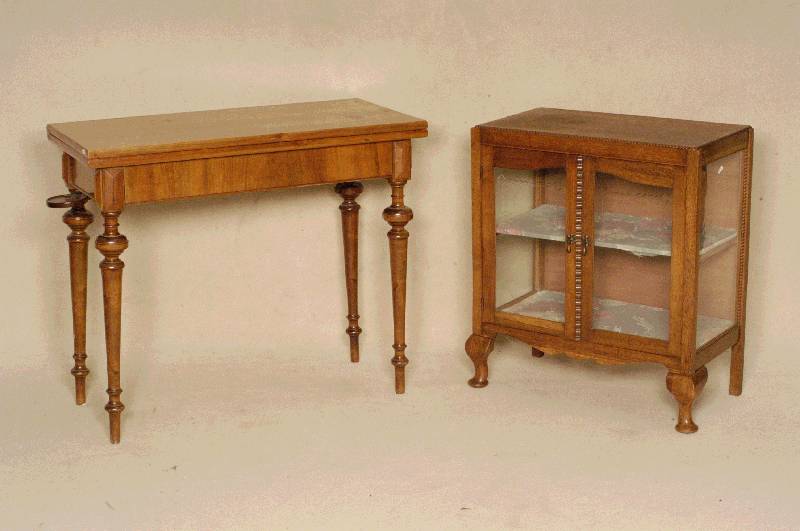 TeeschrÄnkchen, Holland, um 1900, Korpus Weichholz, Eichfurnier, verglast, in der Front mit geschliffenen Scheiben, seitlich altes mundgeblasenes ...